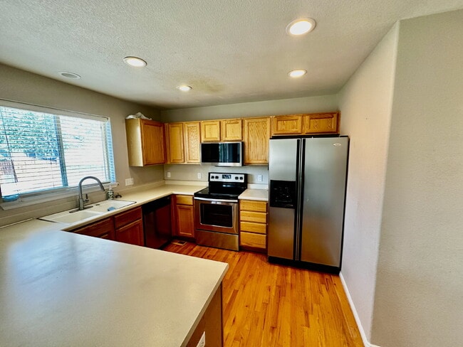 Building Photo - "Charming Centennial Retreat: Spacious 3-Bedroom Home with 2.5 Baths!