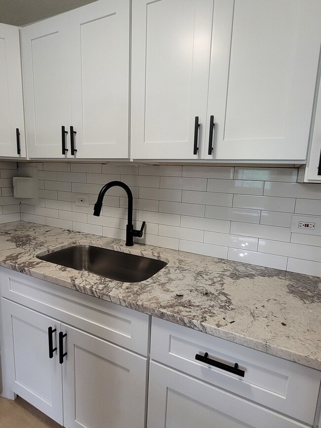 Building Photo - 2402 Algonquin Rd