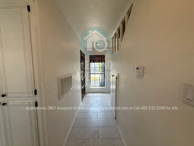 Building Photo - West Norman 2 Bed 1.5 Bath Townhouse Available for Your Immediate Move!