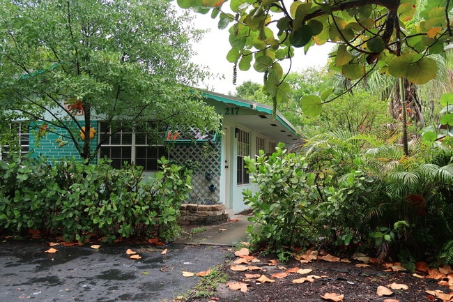 Building Photo - 217 SW 11th Ct