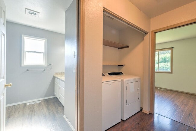 Building Photo - 3 Bedroom 2 Bath Home