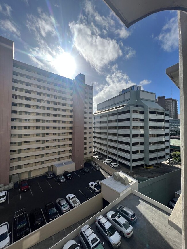 Building Photo - Renovated studio @ Pacific Grand $1400.00