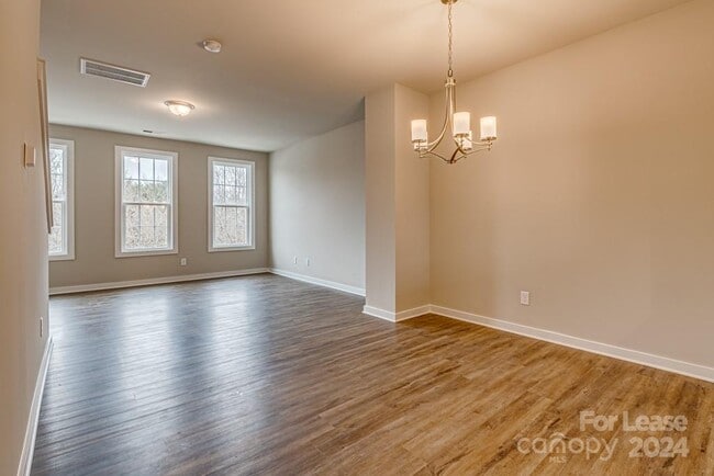 Building Photo - 2209 Silver Cres Dr