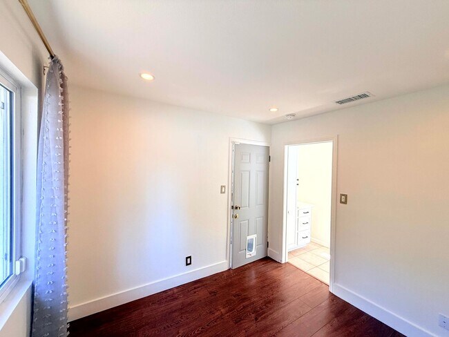 Building Photo - 4447 Lockwood Ave