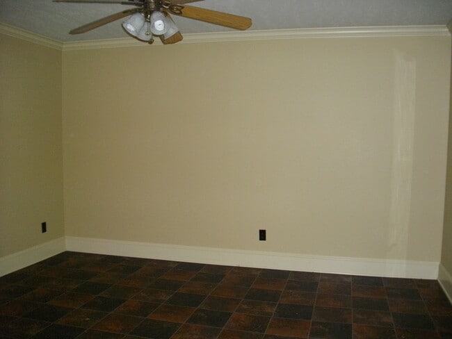 Building Photo - Large Townhouse One Block off Youree Drive and Southfield Road