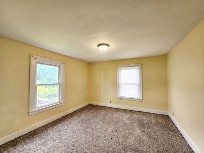 Building Photo - 305 Lyndhurst St