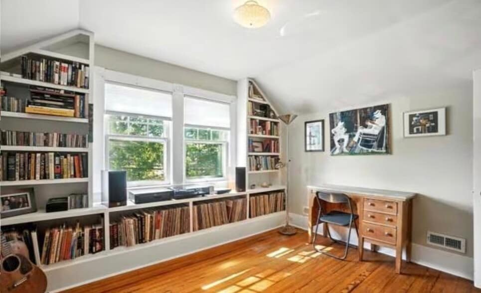 Building Photo - 307 S Oakum St