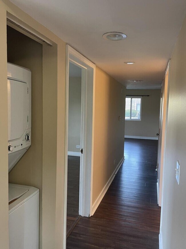 Building Photo - 240 E Rimini Ct