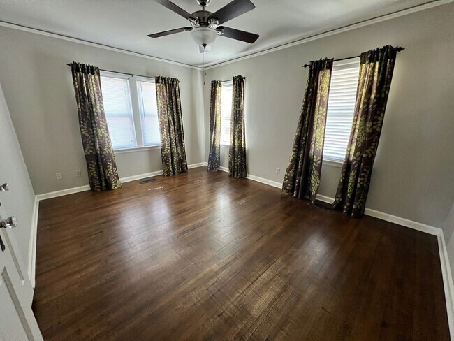 Building Photo - Beautifully renovated Midtown charmer