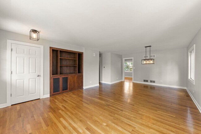 Building Photo - 10S160 Alma Ln