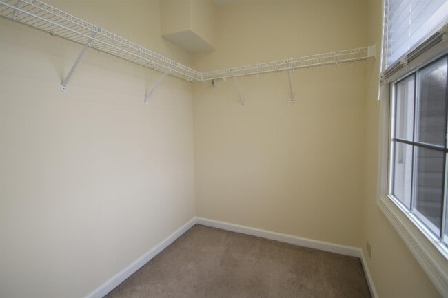 Building Photo - 1345 Goldfinch Dr