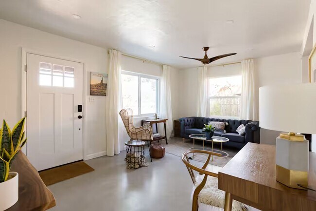 Building Photo - FARM VIEW BUNGALOW across from UofA Campus Farm! Available Today!