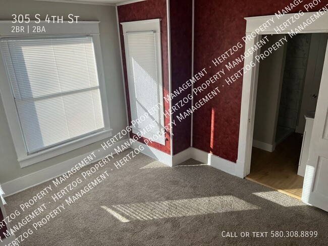 Building Photo - 305 S 4th St