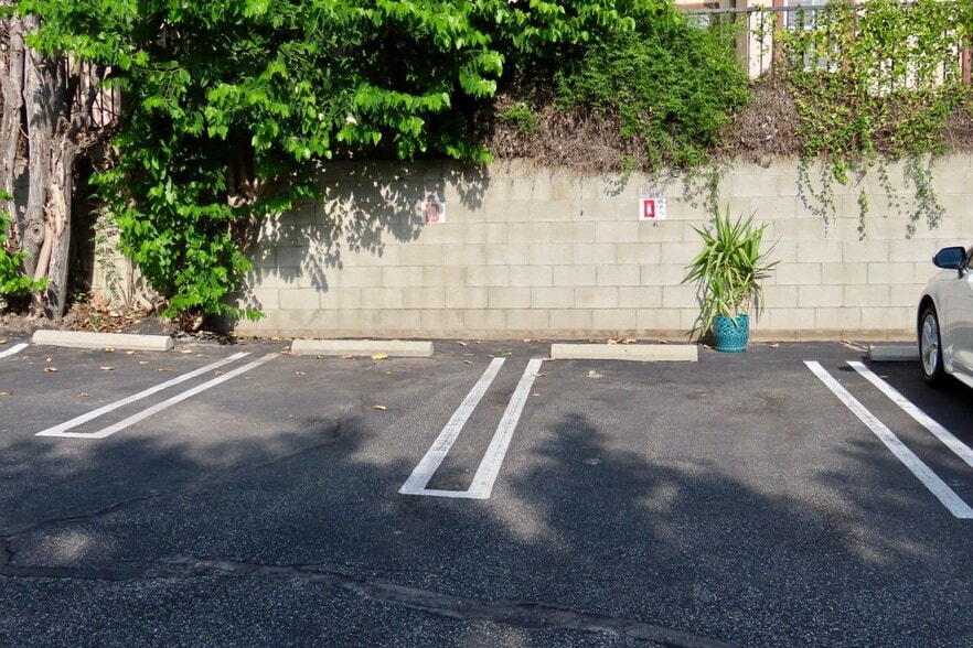 Building Photo - 1103 W Angeleno Ave