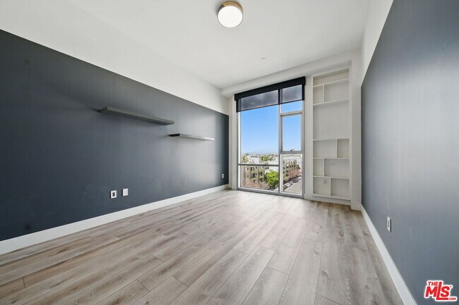 Building Photo - 3223 W 6th St