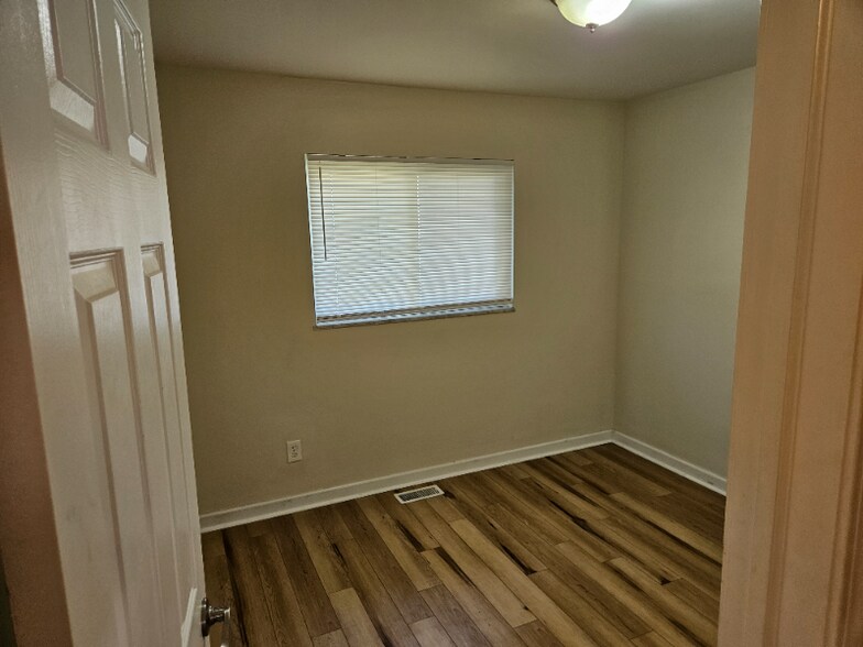 Building Photo - 5635 Roche Dr