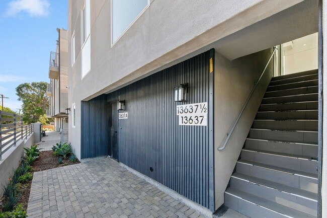 Building Photo - 13637 N Fellows Ave