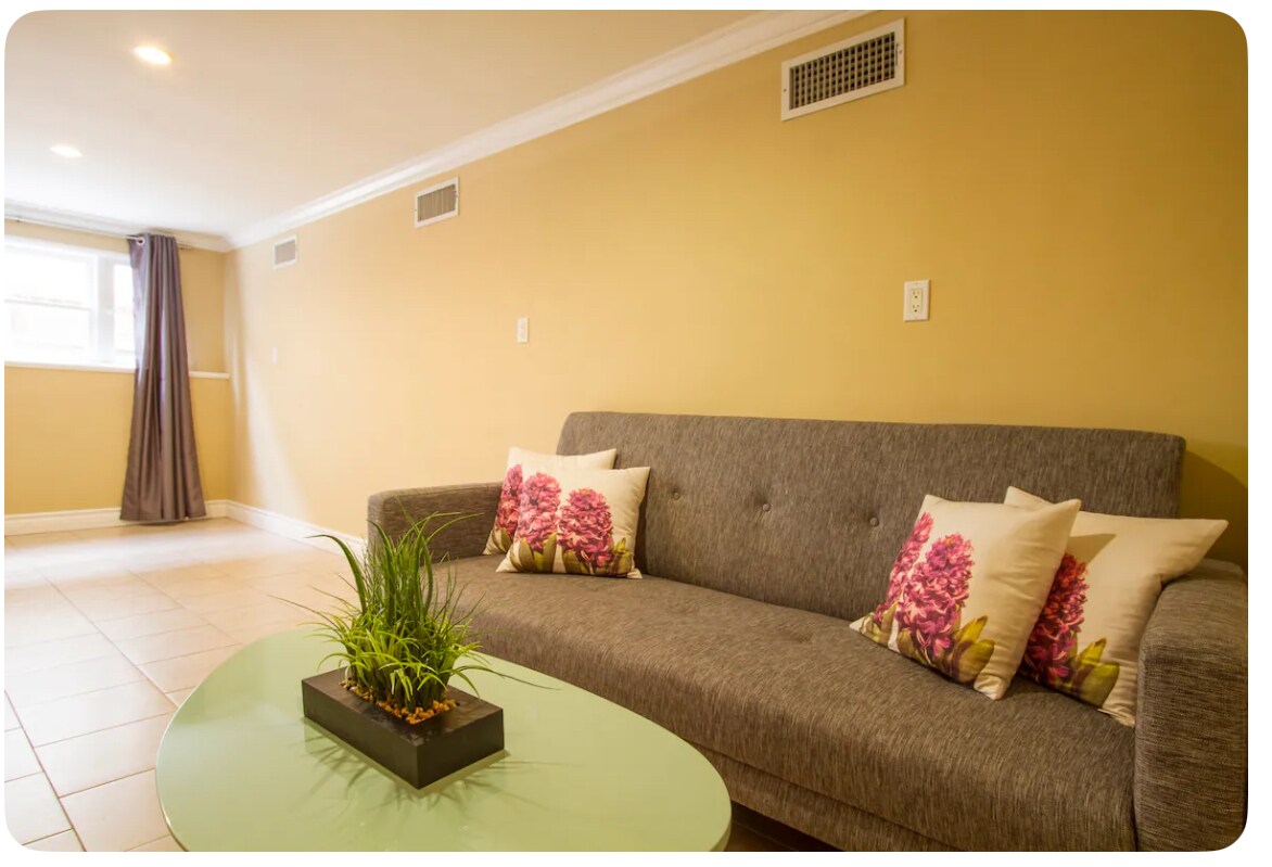 Living room - 940 Hilldale Ave