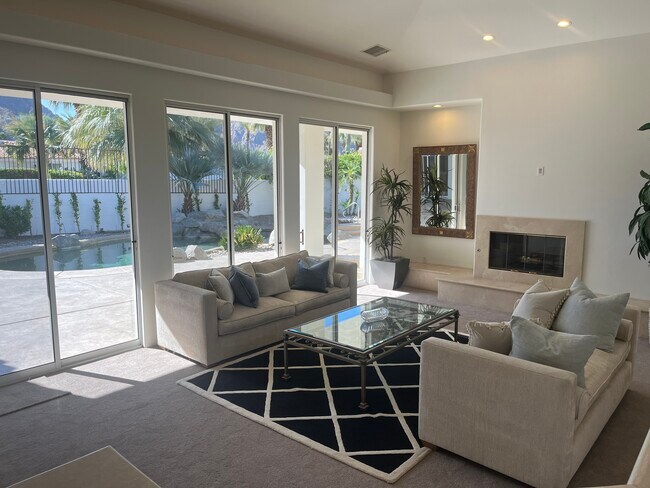 Building Photo - 45540 Cielito Dr