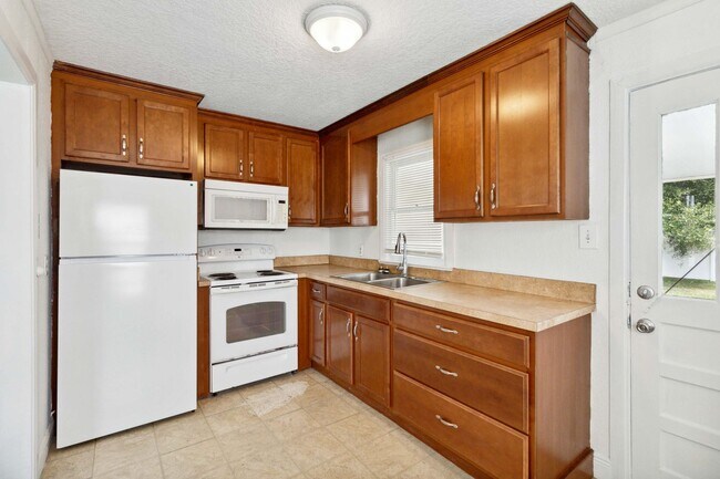 Building Photo - PENDING APPLICATION- Charming 1/1 Home in ...