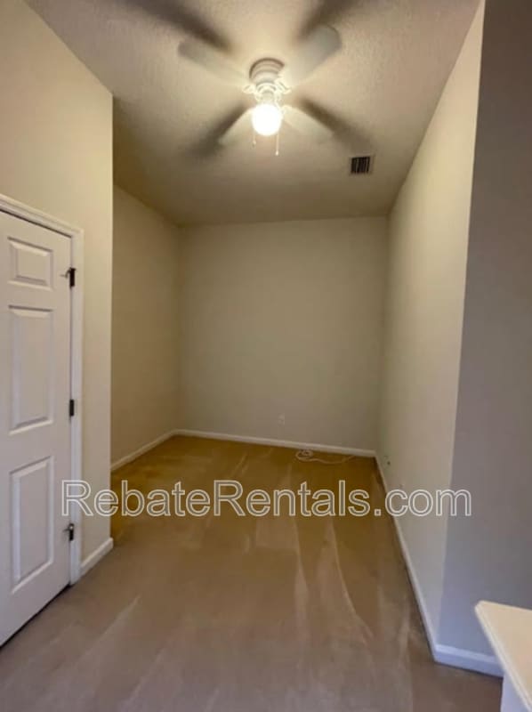 Building Photo - 13026 Sunset Lake Dr