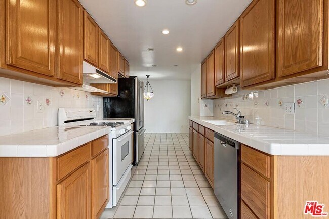 Building Photo - 1201 S Roxbury Dr