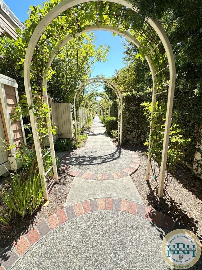 Building Photo - Charming 3BR|2.5BA Palo Alto Townhome – Pr...