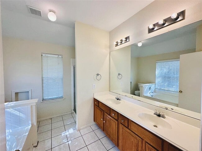 Building Photo - 1600 Primrose Trail