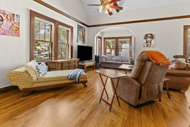 Building Photo - 204 NE 3rd Ave