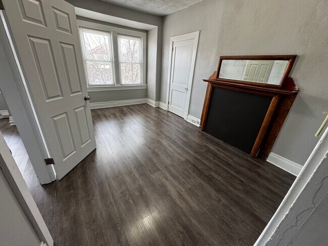 Building Photo - Newly Remodeled Two Bedroom Apartment in Squirrel Hill