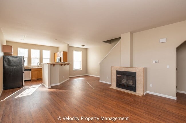 Building Photo - NW Redmond Townhome - Recently Remodeled with all new flooring and paint!