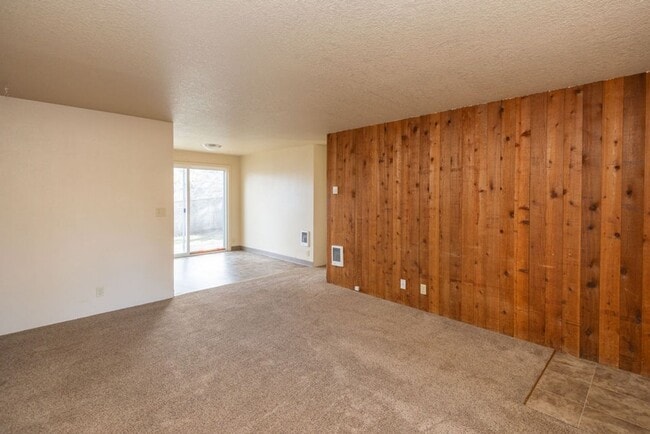 Building Photo - 2050 NW Deschutes Pl