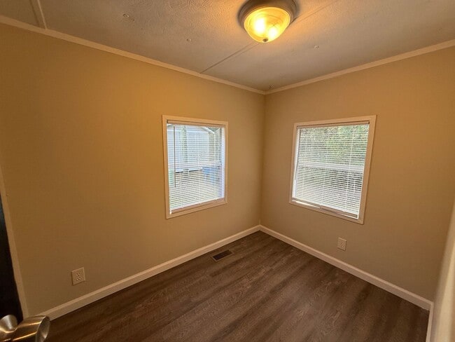 Building Photo - 2 bedroom, 1 bath mobile home