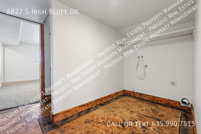 Building Photo - 6827 S High Bluff Dr
