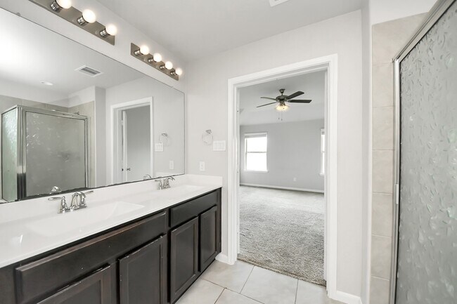 Building Photo - 18319 Pin Oak Lake Dr