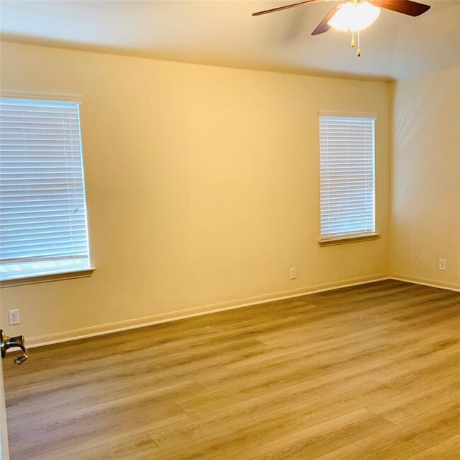 Building Photo - 905 Alamo Plaza Dr