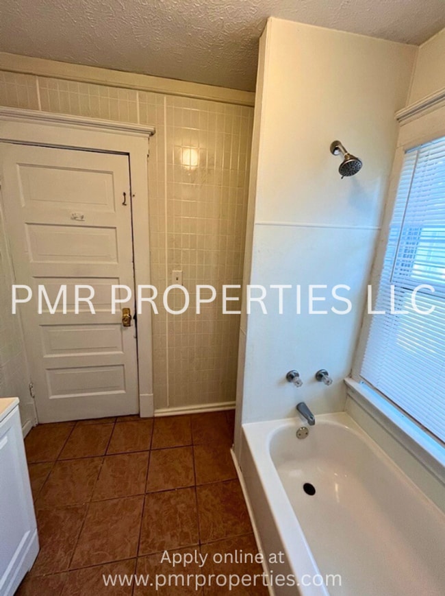 Building Photo - 3Bedroom/1Bathroom Home