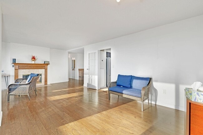 Building Photo - 1733 Harmon Cove Tower