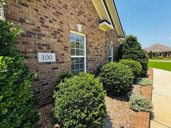 Building Photo - Madison City Schools with a 3 car garage and large fenced yard!