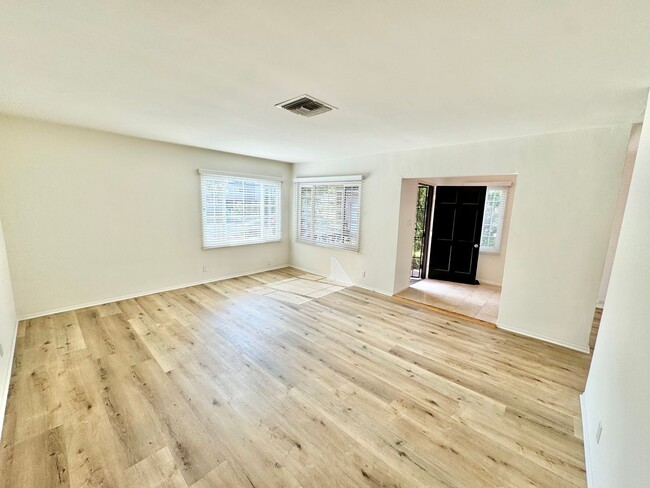 Building Photo - Charming North Hollywood Home