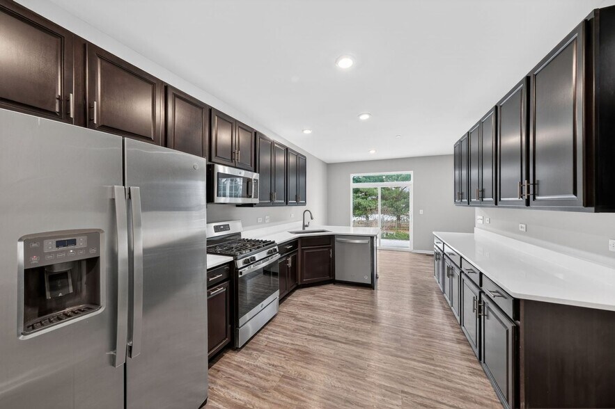 Building Photo - 1675 Kraft Ave