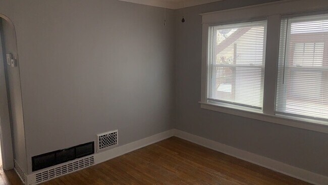 Building Photo - 128.5 Pointview