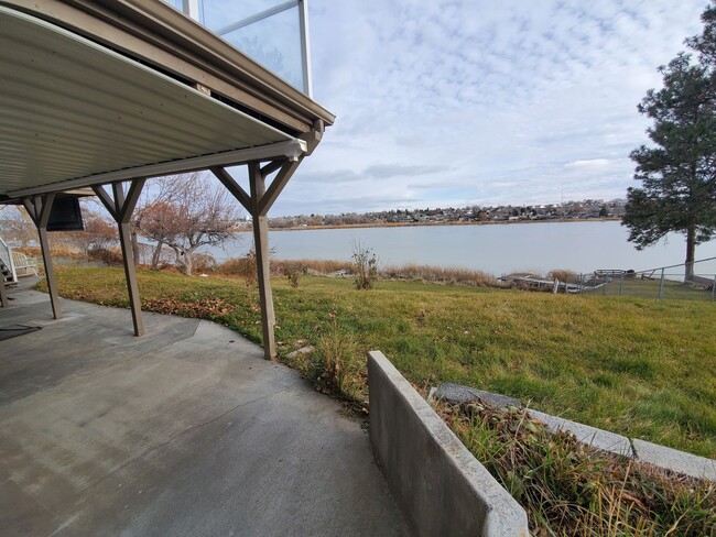 Building Photo - 2 Bedroom 1 Bath Lakefront w/all utilities...