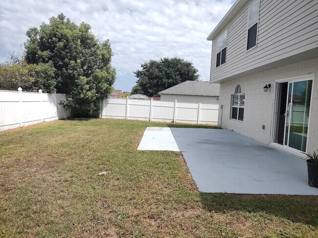 Building Photo - Spacious 4 bedroom, 2.5 bathroom house in Poinciana