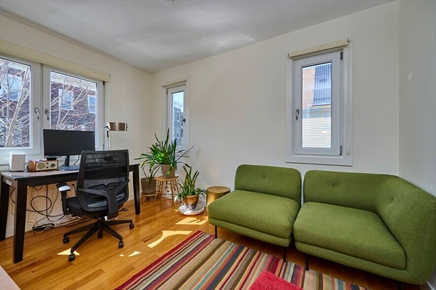 Building Photo - 19 Clary St