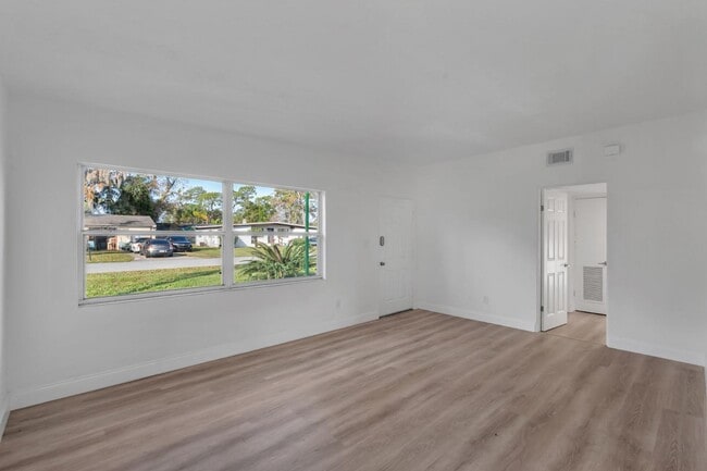 Building Photo - 833 Pinedale Ave