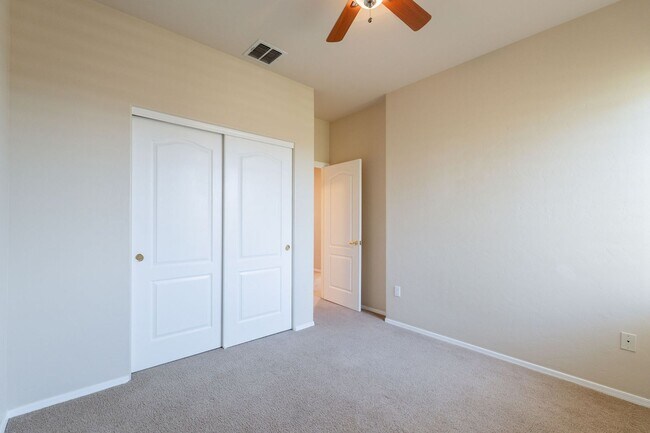 Building Photo - Bright, Spacious Riverside Crossing Retrea...