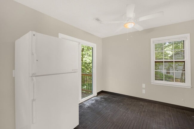 Building Photo - Lovely 3 bedroom, 1 1/2 bathroom home in G...