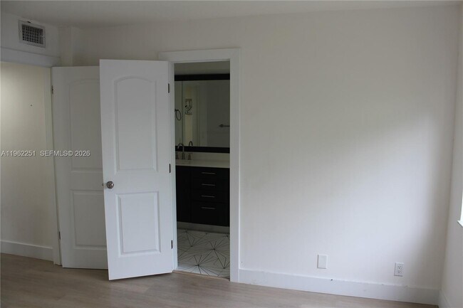 Building Photo - 955 Egret Cir