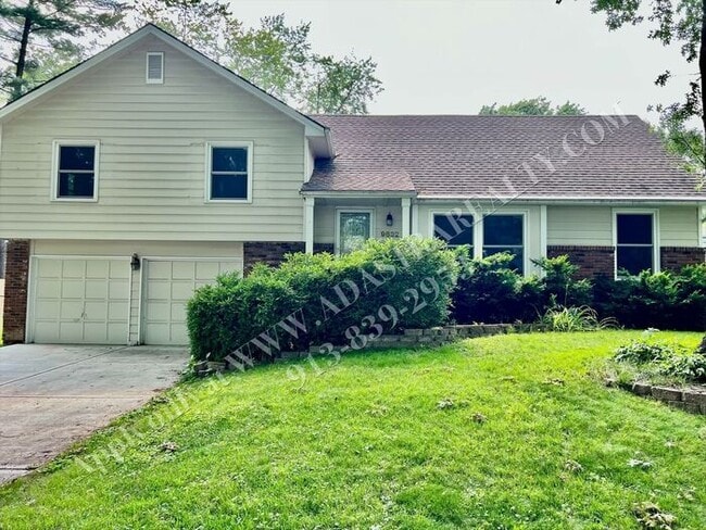 Building Photo - Lovely Home In Nall Hills-Available in AUGUST!